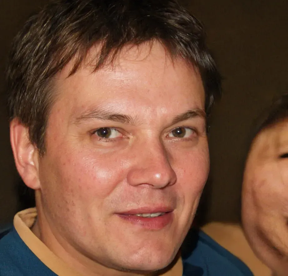 Sugar Rush 1000 Porträt eines lächelnden Mannes mit braunen Augen und Haaren